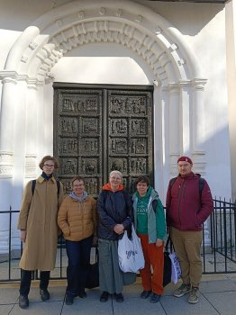 Команда исследователей на фоне Новгородской Софии