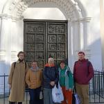 Команда исследователей на фоне Новгородской Софии