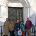 Команда исследователей на фоне Новгородской Софии