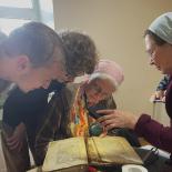 За описанием